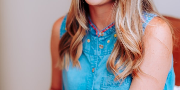 法国国家足球队球员在比赛中激烈拼抢的瞬间